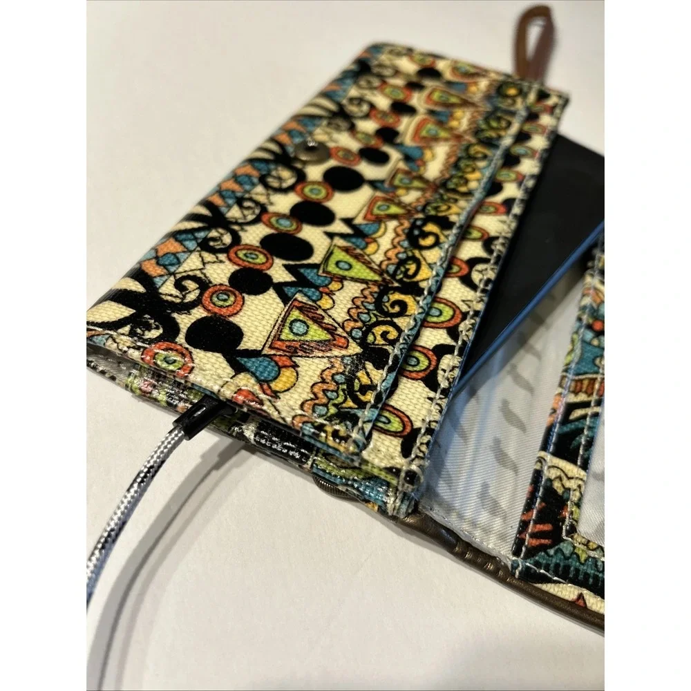 SAKROOTS Artist Circle Smartphone Wristlet Wallet